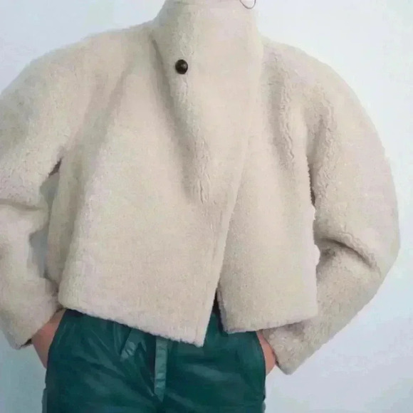 BOUTIQUE SHERPA reversible statement shoulder jacket - Picture 1 of 10